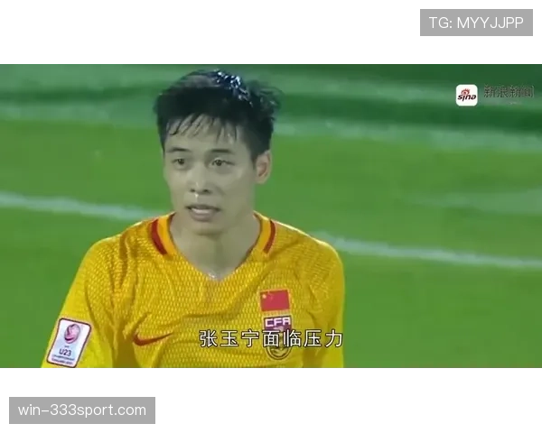 边裁职责：何时举旗示意越位与犯规的判罚标准